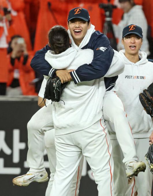 문동주가 한국시리즈 진출을 확정한 뒤 폰세에게 안기고 있다. 연합뉴스