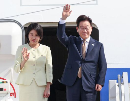 아세안 정상회의 일정을 마치고 귀국하는 이재명 대통령과 김혜경 여사가 27일 말레이시아 쿠알라룸푸르 국제공항에서 공군 1호기에 올라 환송객들에게 인사하고 있다. 쿠알라룸푸르 연합뉴스