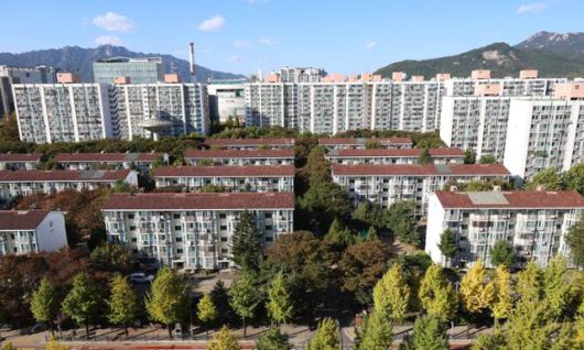 정부의 10·15 주택시장 안정화 대책 발표 이후 전세 매물이 감소세를 보인 가운데 27일 서울 노원구 상계주동 아파트 단지 모습이 보이고 있다. 뉴시스