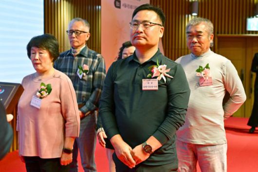 29일 '서울특별시 봉사상' 시상식에서 중원기동봉사회 박규태(앞줄 오른쪽) 회장과 회원들이 대상을 받고 있다. 강예진 기자