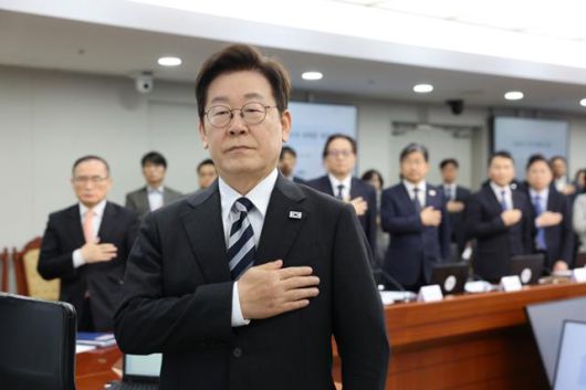 이재명 대통령이 23일 서울 용산 대통령실 청사에서 열린 수석보좌관 회의 시작에 앞서 국민의례를 하고 있다. 왕태석 선임기자