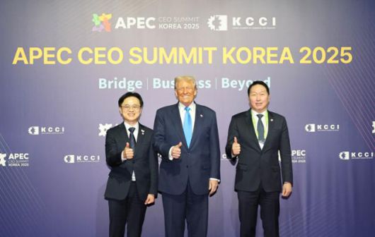 도널드 트럼프(가운데) 미국 대통령이 29일 경주예술의전당에서 열린 아시아태평양경제협력체(APEC) 정상회의 최고경영자(CEO) 서밋에 참석해 서밋 의장인 최태원(오른쪽) 대한상공회의소 회장 겸 SK그룹 회장, 김정관 산업통상부 장관과 함께 기념 촬영을 하고 있다. 대한상공회의소 제공