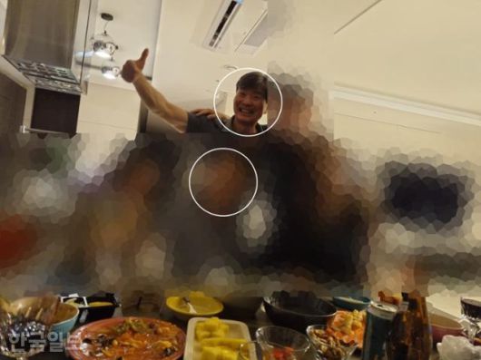 민중기 특별검사팀에서 도이치모터스 주가조작 의혹 등을 수사한 한문혁(아랫줄 가운데) 부장검사가 2021년 여름 서울 소재 지인의 자택에서 이종호(윗줄 왼쪽) 전 블랙펄인베스트 대표 등과 술자리를 갖고 있다. 한국일보 입수