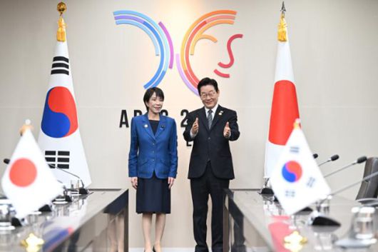 이재명 대통령이 30일 경북 경주 아시아태평양경제협력체(APEC) 정상회의에서 다카이치 사나에 일본 총리와 한일 정상회담에 앞서 악수를 나눈 뒤 자리를 안내하고 있다. 경주=왕태석 선임기자