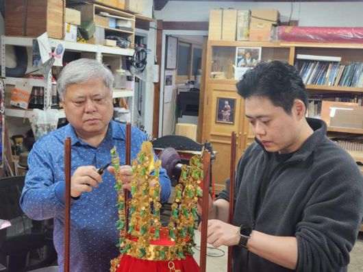 김진배씨가 아들 준연씨와 함께 경북 경주시 삼성방에서 도널드 트럼프 미국 대통령에게 전해질 금관을 만들고 있다. 김진배씨 제공