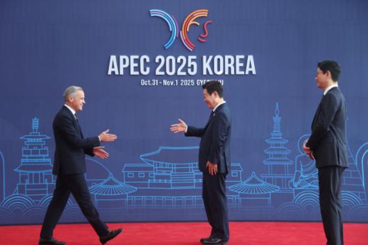 이재명 대통령이 31일 경주화백컨벤션센터(HICO)에서 열린 2025 아시아태평양경제협력체(APEC) 정상회의에 참석한 마크 카니 캐나다 총리를 맞이하고 있다. 경주=연합뉴스