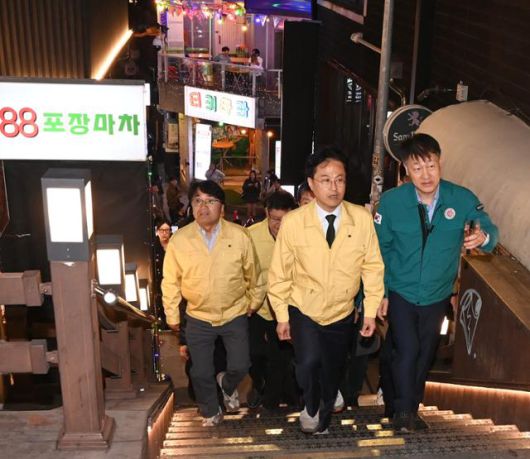 김광용 행정안전부 재난안전관리본부장과 김정우 대통령비서실 국정상황실장이 핼러윈 당일인 31일 서울 이태원 일대를 방문해 인파밀집 예상 구역의 안전관리상황을 점검하고 있다. 행정안전부 제공