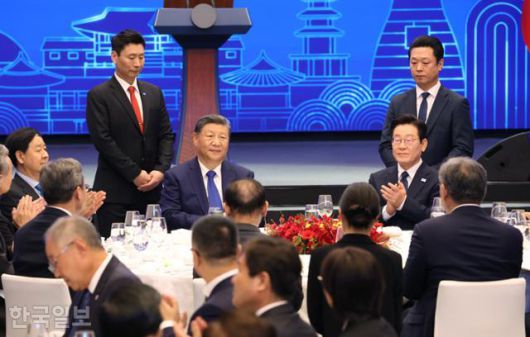 이재명 대통령과 시진핑 중국 국가주석이 1일 경북 경주 한 호텔에서 열린 국빈 만찬에 참석했다. 경주=왕태석 선임기자