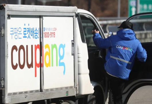 지난 2021년 2월 15일 서울 쿠팡 서초1캠프 앞에서 한 배송기사가 트럭에 탑승하고 있다. 뉴시스