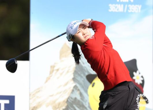 고지원이 2일 제주 엘리시안 제주 컨트리클럽에서 진행된 한국여자프로골프(KLPGA) 투어 S-OIL 챔피언십 최종 라운드 2번 홀에서 티샷을 하고 있다. KLPGA 제공