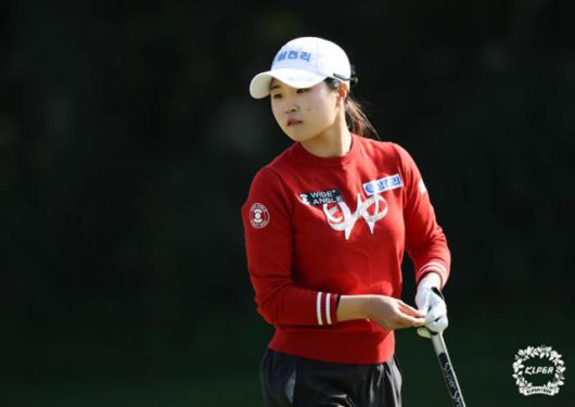 고지원이 2일 제주 엘리시안 제주 컨트리클럽에서 진행된 한국여자프로골프(KLPGA) 투어 S-OIL 챔피언십 최종 라운드 2번 홀을 마치고 홀아웃하고 있다. KLPGA 제공