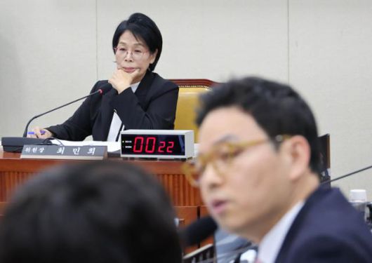 지난달 30일 국회 과학기술정보방송통신위원회에서 열린 종합감사에서 최민희 위원장이 박정훈 국민의힘 의원의 사퇴 요구 발언을 듣고 있다. 연합뉴스