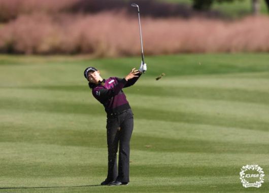 유현조가 2일 제주 엘리시안 제주 컨트리클럽에서 진행된 한국여자프로골프(KLPGA) 투어 S-OIL 챔피언십 최종 라운드 2번 홀에서 아이언샷을 하고 있다. KLPGA 제공