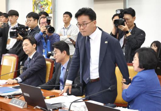 김우영 더불어민주당 의원이 지난달 14일 서울 여의도 국회에서 열린 과학기술정보방송통신위원회 국정감사에서 '욕설 문자' 논란으로 설전을 펼친 박정훈 국민의힘 의원을 노려보고 있다. 뉴시스