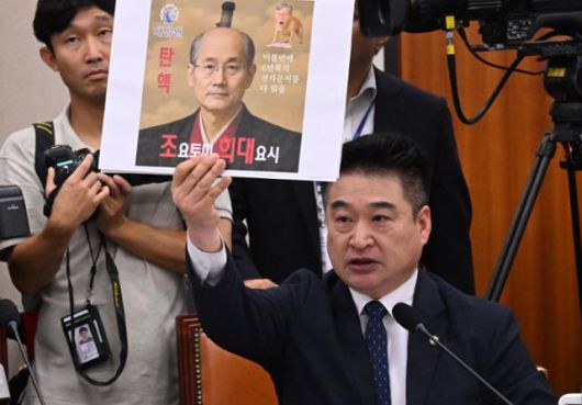 최혁진 무소속 의원이 지난달 13일 서울 여의도 국회에서 열린 법제사법위원회의 대법원 등에 대한 국정감사에서 조희대 대법원장에게 질의하며 손팻말을 들어보이고 있다. 고영권 기자