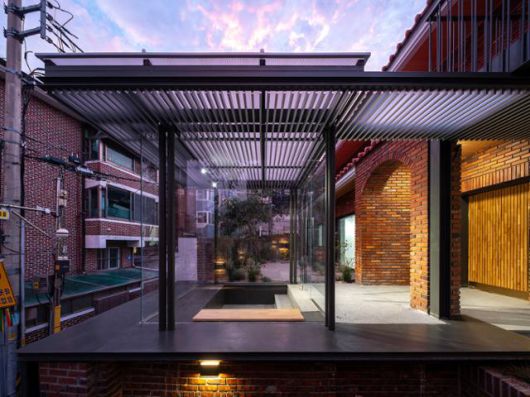 서울 종로구 가회동에 위치한 갤러리 '공간썬더'. '초현실부동산'이 컨설팅하고 더사이건축사사무소가 설계해 한옥 마을에 유일하게 남아 있던 양옥집을 한옥으로 새로 짓는 대신 리모델링했다. 김재경 제공