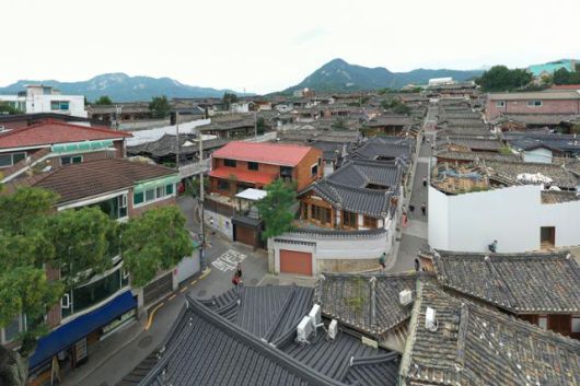 서울 종로구 가회동에 위치한 갤러리 '공간썬더'. '초현실부동산'이 컨설팅하고 더사이 건축사사무소가 설계해 한옥 마을에 유일하게 남아 있던 양옥집을 한옥으로 새로 짓는 대신 리모델링했다. 김재경 제공