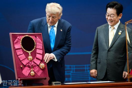 도널드 트럼프 미국 대통령이 지난달 29일 국립경주박물관에서 이재명 대통령으로부터 무궁화대훈장을 수여받고 있다. 백악관 제공