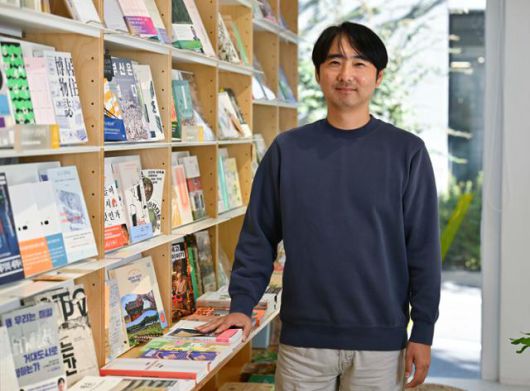 박성진 '초현실부동산' 대표가 공동 운영하는 서울 마포구 책방 '도시상담'. 주로 도시, 건축 관련 서적을 취급한다. 강예진 기자