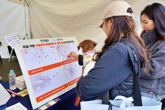 지난 18일 서울 반포한강공원에서 열린 '제2회 동물행복페스타'에 참가한 시민이 동그람이 부스에서 설문조사에 응하고 있다. 동그람이 정진욱