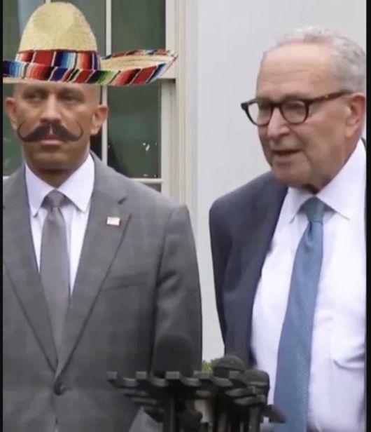 미국 백악관 공식 웹사이트 내 '민주당 조롱' 페이지에 게시된 하킴 제프리스(왼쪽) 미국 민주당 하원 원내대표의 합성 이미지. 멕시코 전통모자 '솜브레로'를 쓰고 콧수염을 기른 모습으로 만들어진 조작 이미지다. 백악관 웹사이트 캡처