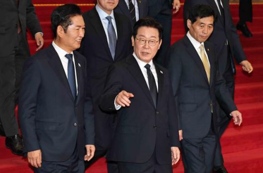 이재명 대통령이 4일 서울 여의도 국회의사당에서 열린 2026년도 예산안 및 기금운용계획안에 대한 정부의 시정연설을 마친 뒤 정청래(왼쪽) 더불어민주당 대표와 대화하고 있다. 국회사진기자단·뉴스1