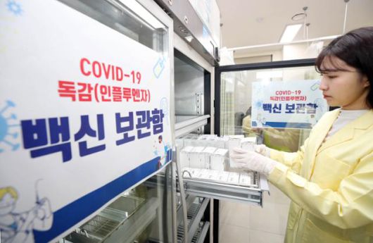 지난달 29일 광주 북구보건소 접종실에서 직원이 코로나19 백신과 독감 백신 수량을 확인하고 있다. 뉴시스