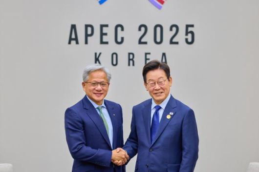 이재명 대통령이 지난달 31일 경북 경주화백컨벤션센터(HICO)에서 젠슨 황 엔비디아(NVIDIA) 대표를 접견하며 악수하고 있다. 대통령실 제공