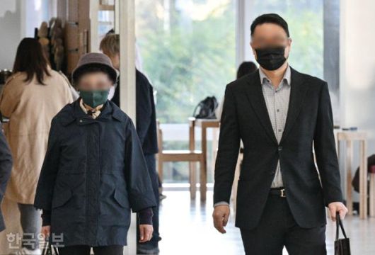 김건희 여사의 모친 최은순씨와 오빠 김진우씨가 4일 서울 광화문 KT 빌딩에 마련된 김건희 특검 사무실에 피의자 신분으로 출석하고 있다. 최주연 기자