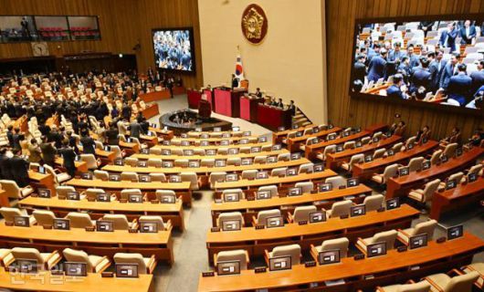 이재명 대통령이 4일 여의도 국회에서 내년도 정부 예산안에 대한 시정 연설을 마친 뒤 퇴장하고 있다. 이 대통령 시정 연설에 불참한 국민의힘 의원들의 자리가 텅 비어 있다. 고영권 기자