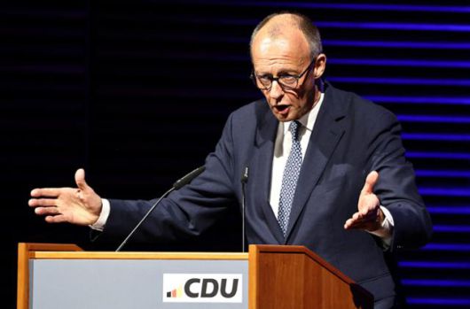 기독민주당(CDU)을 이끄는 프리드리히 메르츠 독일 총리가 4일 바이마르에서 열린 튀링겐주 CDU 창립 35주년 기념식에서 연설하고 있다. 로이터 연합뉴스