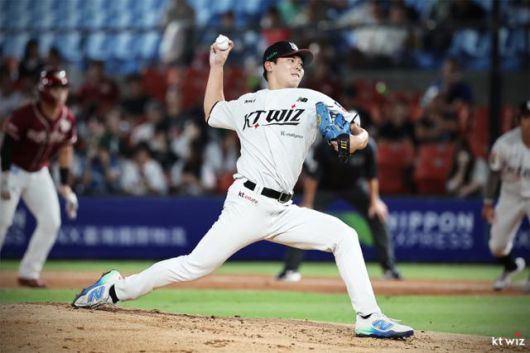 KT 한차현이 7일 대만 타오위안시 라쿠텐 타오위안구장에서 열린 라쿠텐 골든이글스와의 '2025 타오위안 아시아 프로야구 교류전’에서 선발 출전해 역투하고 있다. KT 제공