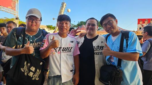천원찬(왼쪽 두 번째)씨가 7일 대만 타오위안시 라쿠텐 타오위안구장에서 열린 '2025 타오위안 아시아 프로야구 교류전' KT와 라쿠텐 골든이글스 경기를 보기 위해 친구들과 경기장을 찾았다. 타오위안=김진주 기자