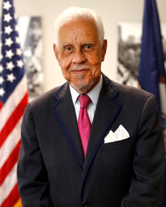 1989년 미국 최초 아프리카계 주지사로 당선된 L. 더글러스 와일더. wilder.vcu.edu/