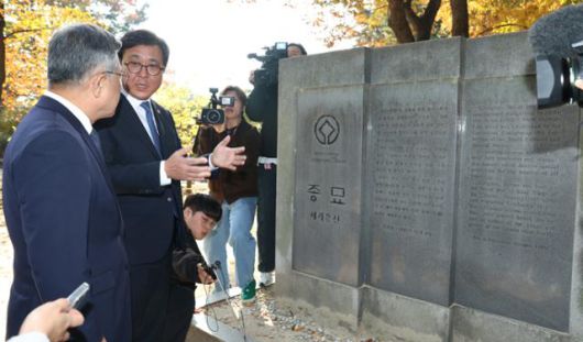 최휘영(오른쪽) 문화체육관광부 장관과 허민 국가유산청장이 종묘를 찾아 세계유산 기념비석 앞에서 대화하고 있다. 문화체육관광부 제공