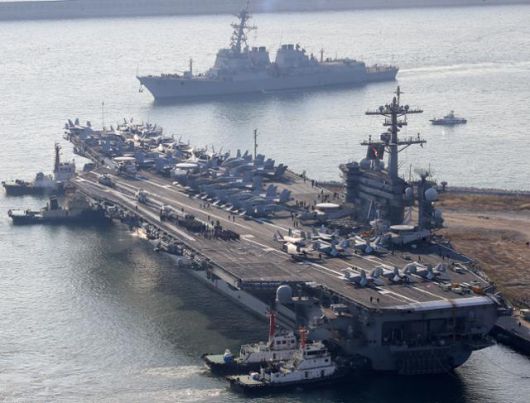 미국 해군 핵추진 항공모함 조지워싱턴함(CVN-73)이 5일 부산 남구 해군작전사령부 부산작전기지에 입항하고 있다. 길이 333m, 폭 78m, 무게 10만여 톤, 승조원 6000여 명에 달하는 니미츠급 항모인 조지워싱턴함은 항공기 80여 대를 탑재할 수 있어 떠다니는 군사기지로 불린다. 뉴스1