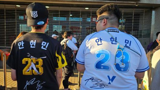 크리스(왼쪽)씨가 7일 대만 타오위안시에서 열린 '2025 타오위안 아시아 프로야구 교류전' KT와 라쿠텐 골든이글스 경기를 보기 위해 안현민 이름이 적힌 유니폼을 입고 경기장을 찾았다. 타오위안=김진주 기자