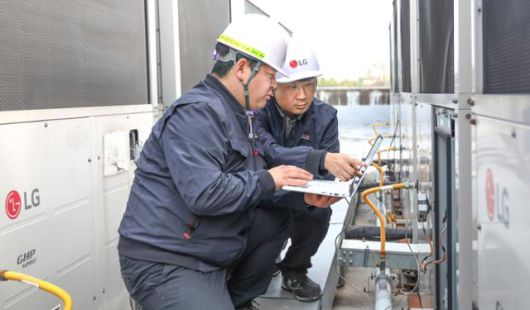 LG전자 시스템에어컨 유지보수를 담당하는 하이엠솔루텍 서비스 엔지니어들이 수능 시험장에 설치된 냉난방 시스템에어컨 작동 이상 유무를 점검하고 있다. LG전자 제공