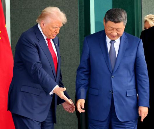 도널드 트럼프 미국 대통령과 시진핑 중국 국가주석이 11월 30일 부산 김해공군기지 의전실 나래마루에서 미중 정상회담을 마친 뒤 회담장을 나서고 있다. 경주=연합뉴스