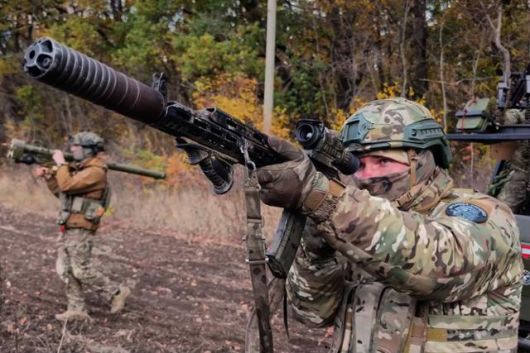 러시아 국방부가 배포한 영상 사진에 10일(현지 시간) 러시아 군인들이 우크라이나 미공개 장소에서 우크라이나군 드론을 향해 발포하고 있다. AP 뉴시스