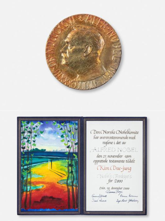 김대중 대통령이 2000년 수상한 노벨평화상 메달(위 사진)과 증서. 국가유산청 제공