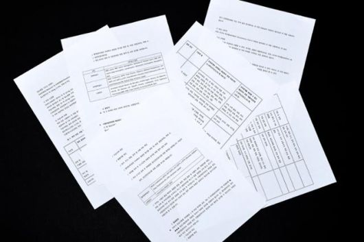 3일 서울 중구 한국일보 회의실에 한국일보가 확보한 임상시험 관련 서류가 펼쳐져 있다. 한국일보가 3개월여간 취재하며 만난 임상시험 참여자들은 임상시험 구두 설명이 충분히 이뤄지지 않는 데 반해 설명서는 너무 길고 난해해 임상시험 관련 내용을 이해 또는 숙지하기가 어려웠다고 토로했다. 임지훈 인턴기자