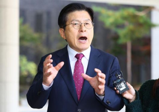 내란 선전·선동 혐의로 체포된 황교안 전 국무총리가 12일 서울 서초구 서울고검 청사에 마련된 내란 특검 사무실에 도착해 입장을 밝히고 있다. 뉴시스