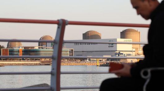 원자력안전위원회(원안위)가 고리 2호기의 계속운전을 허가한 13일 오후 부산 기장군 고리2호기(오른쪽 두 번째)의 모습. 뉴스1