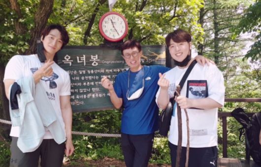 이헌희(가운데) PD가 가수 최상(왼쪽), 성빈과 청계산에 오른 모습. 최상은 섬유근육통을, 성빈은 근육이 위축되는 희소병인 샤르코마리투스병을 앓고 있다. 둘 다 '도전! 꿈의 무대'에 출연했다. 이 PD 사회관계망서비스 캡처