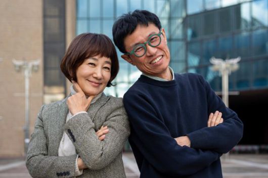 KBS 교양프로그램 '아침마당'에서 15년 동안 호흡을 맞춘 방송인 김혜영(왼쪽)과 이헌희 PD. '아내가 (김혜영) 언니가 잘 이끌어줄 거야'라고 하더라고요. 인터뷰에 낯선 이 PD가 이렇게 말하며 웃었다. '아침마당'의 두 대들보가 최근 서울 여의도 KBS 마당에서 사진을 찍고 있다. 박시몬 기자