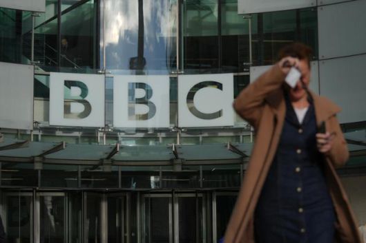 영국 런던에 있는 BBC 본사 건물 앞으로 12일 한 여성이 지나가고 있다. 런던=AP 연합뉴스