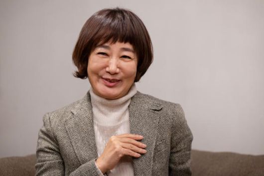 김혜영은 집에 화장대가 없다. TV 앞 선반 작은 상자에 로션 등 서너 가지 화장품만 놓고 쓴다. 그런 그는 인터뷰에도 색조 화장을 하지 않고 왔다. 평소 그의 모습이다. 박시몬 기자