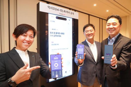 캐런 티오(왼쪽부터) 구글 아시아태평양 플랫폼·디바이스 파트너십 총괄 부사장과 이재원 LG유플러스 컨슈머부문장 부사장, 이상엽 LG유플러스 최고기술책임자(CTO)가 익시오 AI 비서를 소개하고 있다. LG유플러스 제공