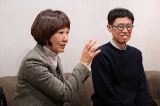 연예인인 김혜영은 방송사를 회사라 불렀다. 그런 그가 방송일에 대해 말하고 있고, 그의 말을 옆에서 이헌희 PD가 듣고 있다. 박시몬 기자